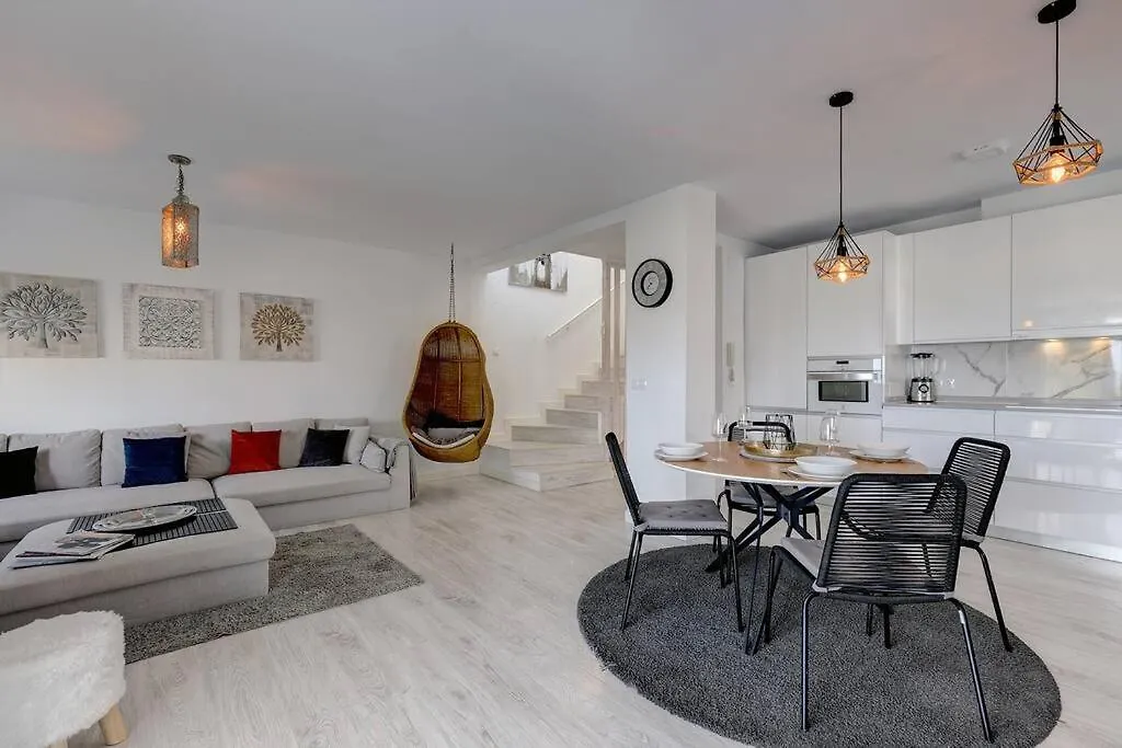 شقة 3 Bedroom Semi Detached Villa With Stunning Views! بينالماذينا