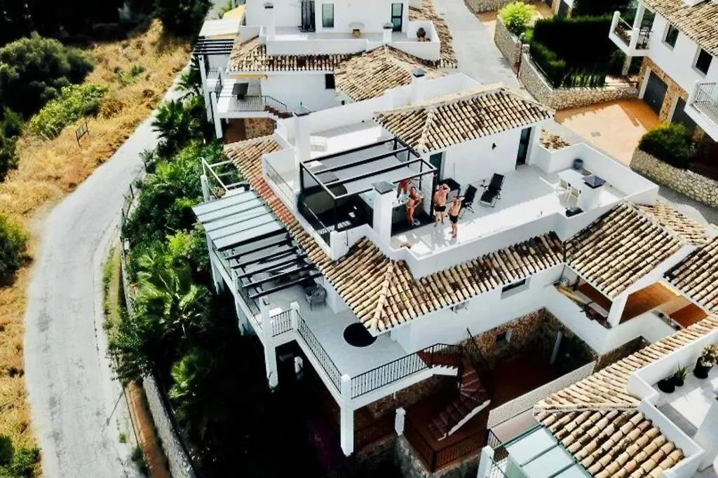 3 Bedroom Semi Detached Villa With Stunning Views! بينالماذينا 0*,